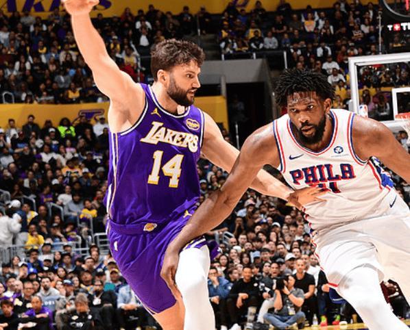 开云科技-东契奇受伤！湖人大逆转，詹姆斯8失误破NBA纪录，里夫斯35分救主